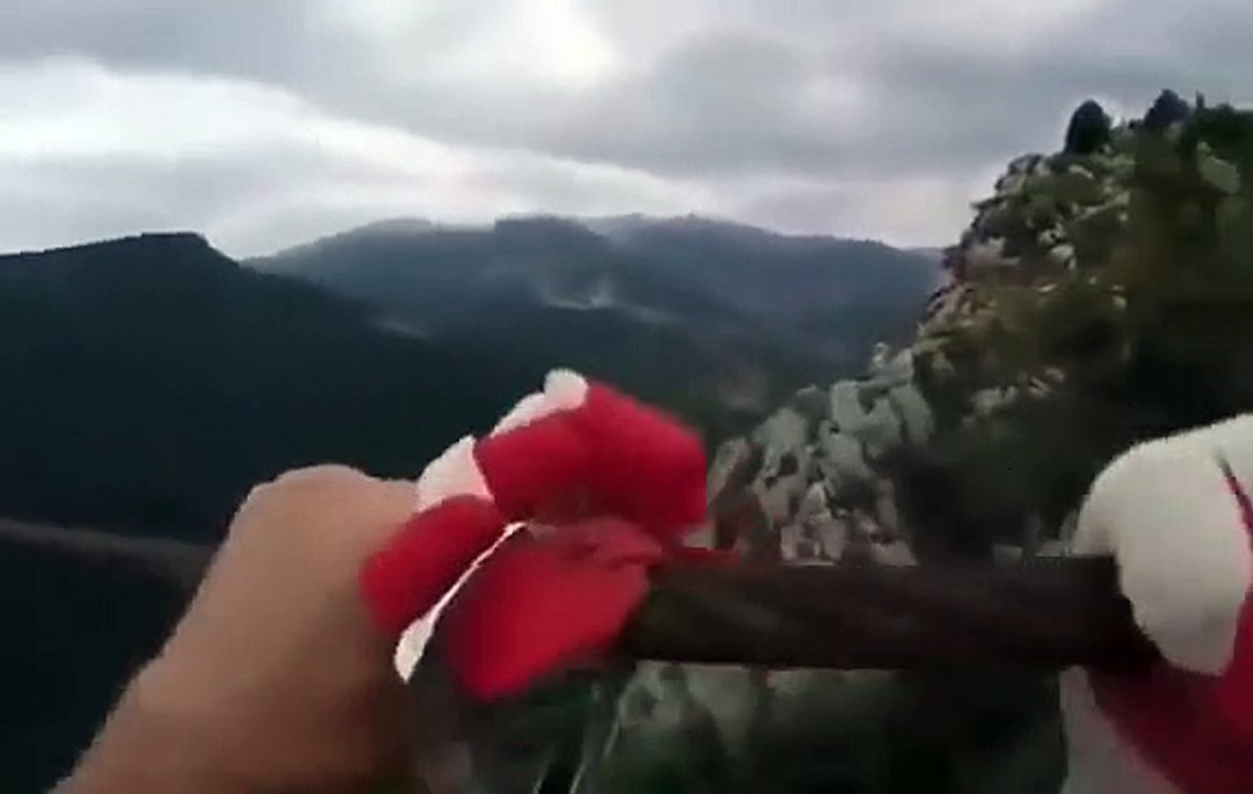 Traversée d'un canyon en tyrolienne ratée...