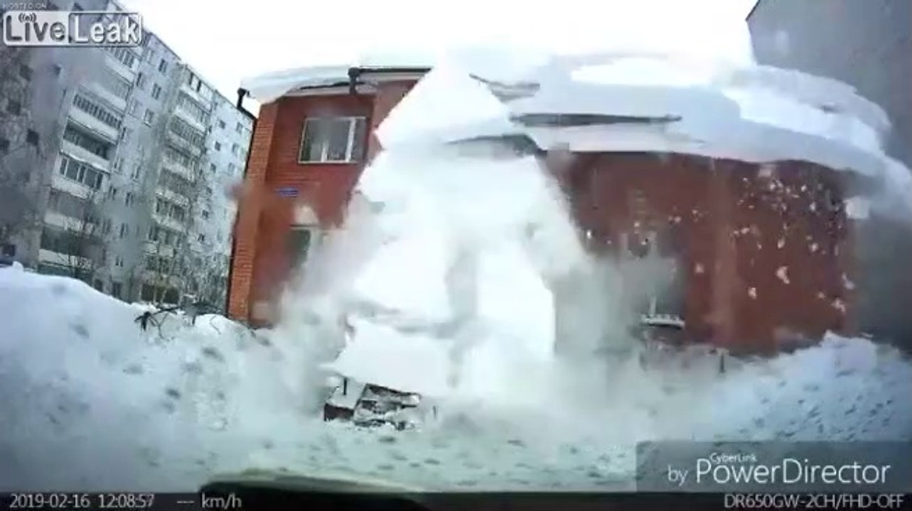Il manque d'être enseveli sous la neige d'un toit d'immeuble !