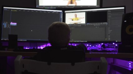 Ce bébé est un monteur de films pour le cinéma ?