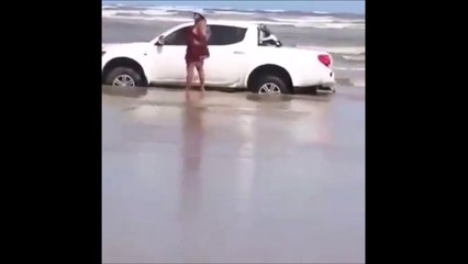 Carros ficam atolados em praia de Aracaju