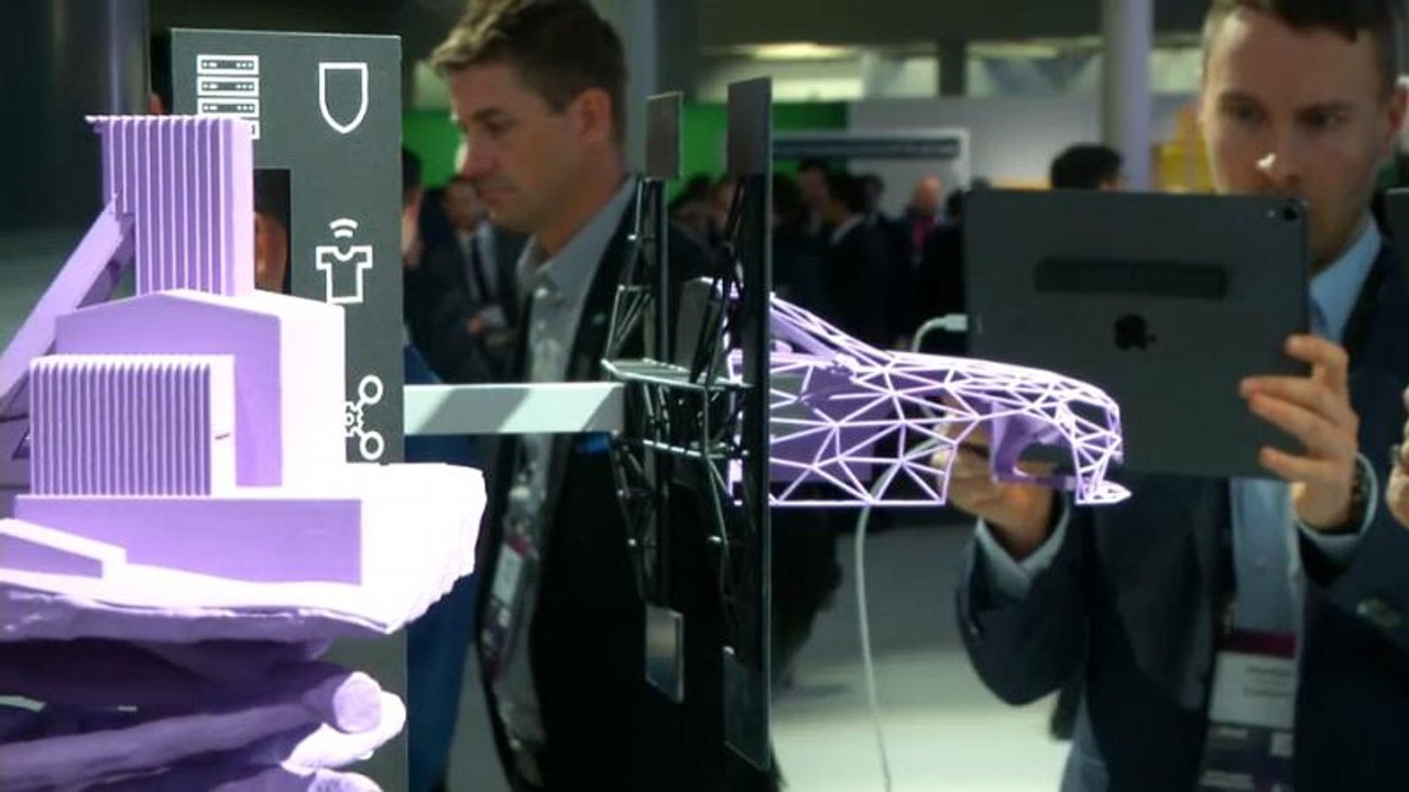 Barcelone : téléphones pliables, robots danseurs et hologrammes