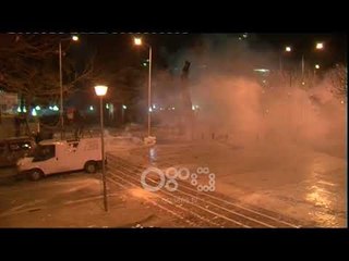 Download Video: Ora News – Gaz lotsjellës për të shpërndarë protestuesit, tymi mbulon vendin