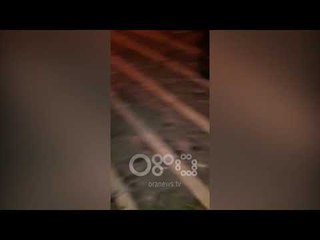 Ora News – Çfarë mbeti pas tymit, autoambulanca tenton të kalojë mes turmës