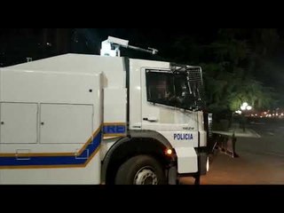 Ndërpritet ndriçimi publik përpara parlamentit, makina e ujit gati për të shpërndarë turmën