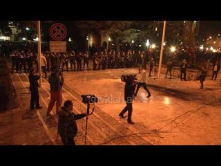 Momenti kur policia hodhi gaz lotesjelles ndaj protestuesve