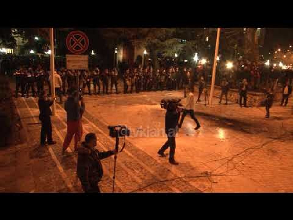 Momenti kur policia hodhi gaz lotesjelles ndaj protestuesve