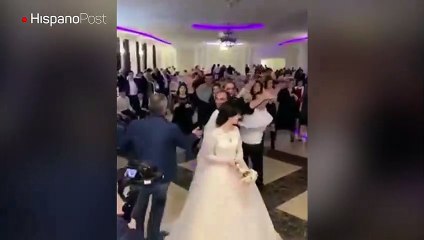 Dos mujeres casi convirtieron una cena de bodas en un ring de boxeo