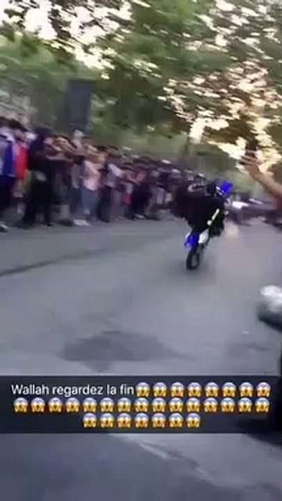 Un chauffard perd le controle de son scooter qui fini dans la foule alors qu'il faisait une roue arrière
