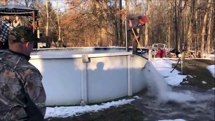 Il s'amuse à surfer sur un bloc de glace géant formé dans sa piscine