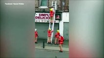 Un client de cet maison-close en feu est secouru par les pompiers et sort nu comme un ver