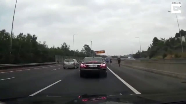 Un automobiliste croise une bande d'ados qui s'amusent en bord d'autoroute... Complètement fous