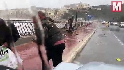 أمواج عاصفة شديدة القوة تمطر زرق غير متوقع على سكان هذه الجزيرة