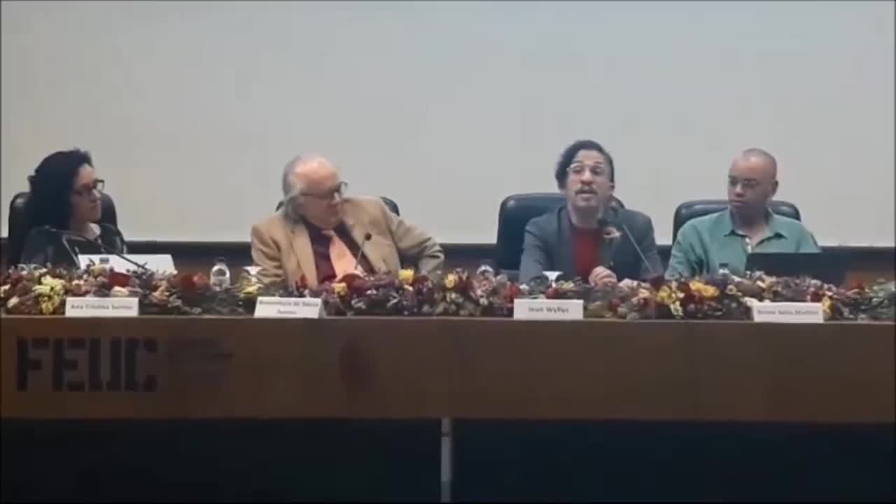 Manifestante joga ovo em Jean Wyllys durante palestra em Portugal