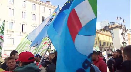 سعاة البريد لدى أمازون في لمباردي الإيطالية يضربون عن العمل