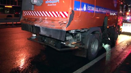 Beylikdüzü’nde otomobil, temizlik aracına çarptı: 3 yaralı