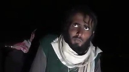 شاهد لحظة تسليم عناصر أجانب من داعش أنفسهم لـ "قسد".. بماذا اعترفوا؟ (فيديو)