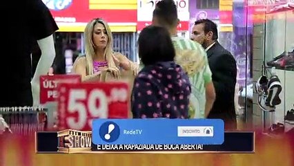 Será que ela estava preparada para arrancar a roupa em loja_