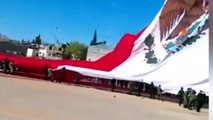 Un soldat mexicain tombe de 30 mètres accroché à un immense drapeau