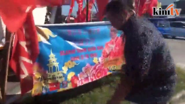 Lokman Adam cuts down 'fake' Najib, Rosmah banner