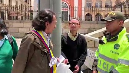 Kolombiya'da bir yurttaş Guaido'yu tiye aldı, kendisini devlet başkanı 'ilan etti'