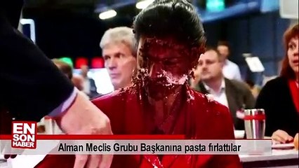 Alman Meclis Grubu Başkanına pasta fırlattılar