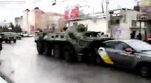 VíDEO: Otro día más en Rusia, dos tanques provocan un accidente en cadena