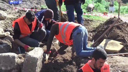Sondaj çalışması yapan arkeologlara şok...Onlarca tarihi mezar bulundu