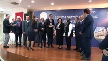 Bakan Selçuk okul yaptıran hayırseverlere plaket verdi