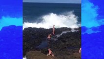 Deux jeunes filles se prennent en photo devant la mer, elles n’auraient pas dû (Vidéo)