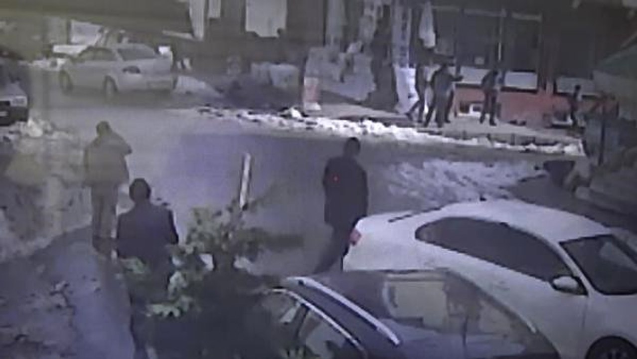 Boşanmak İsteyen Karısının Baba Evini Sopalarla Basınca...