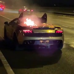 Une Lamborghini de 160 000 $ prend feu sur une autoroute en Angleterre