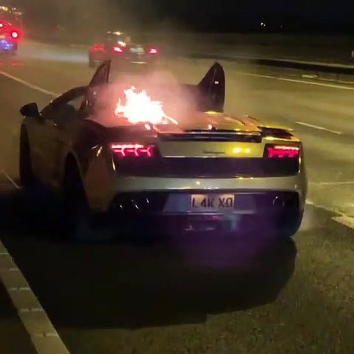 Une Lamborghini de 160 000 $ prend feu sur une...