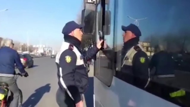 TIRANË ME 95 PASAGJERË BRENDA AUTOBUSIT, KAPET SHOFERI I DEHUR