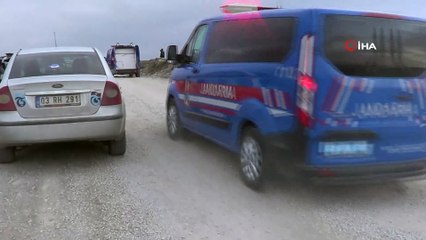 Ön koltukta oturan iki kişiyi vurarak kaçtı