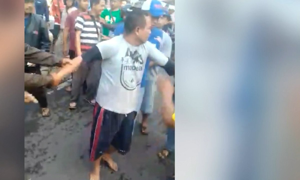 Diduga Edarkan Uang Palsu, Seorang Pria Dihajar Massa