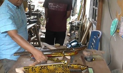 Pisau dan Golok Corak Batik Durian Bernilai Tinggi