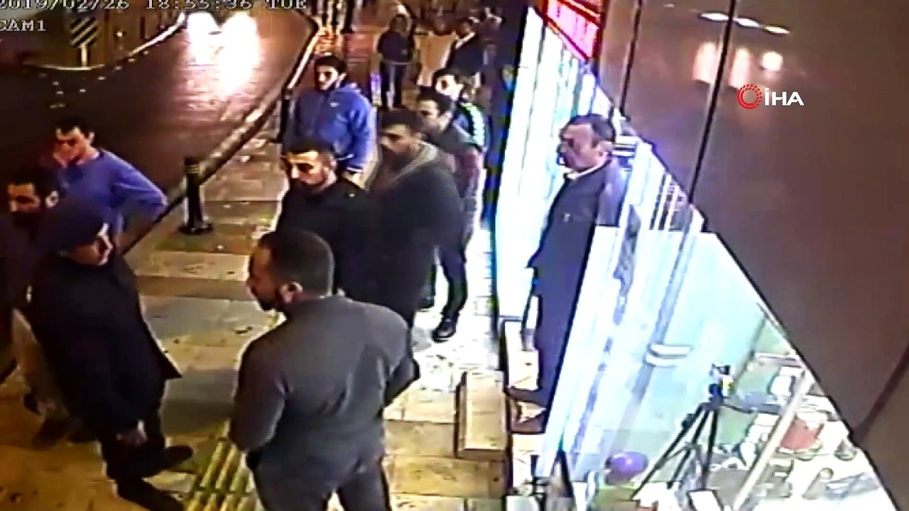 İş yerine pompalı silahlı saldırı kamerada...Silah tutukluk yapınca vurulmaktan kurtuldular