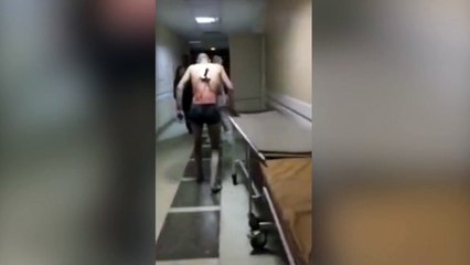 Esto es real: sale a fumar con un cuchillo clavado a la espalda