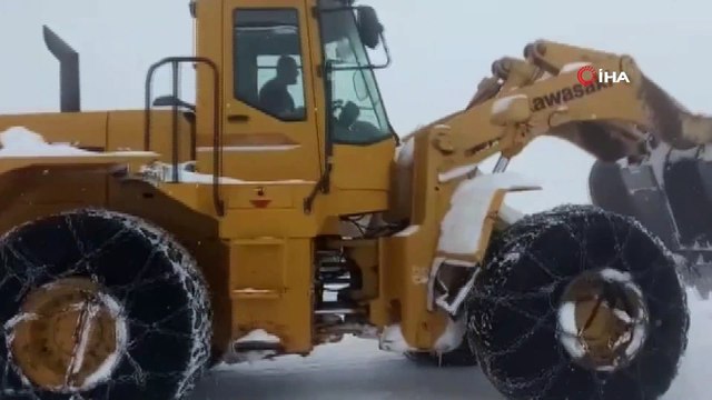 Van-Bahçesaray yolu yoğun kar yağışından dolayı ulaşıma kapandı