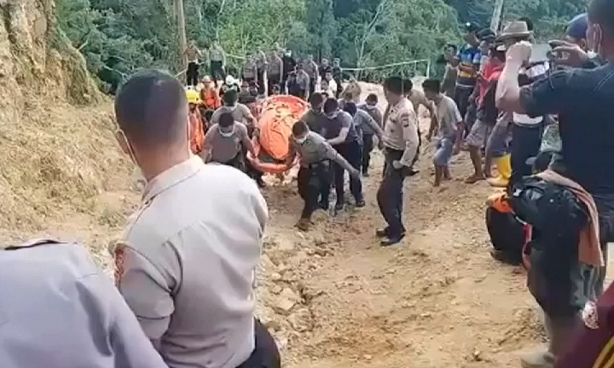 Tambang Emas Longsor, Puluhan Petambang Tertimbun