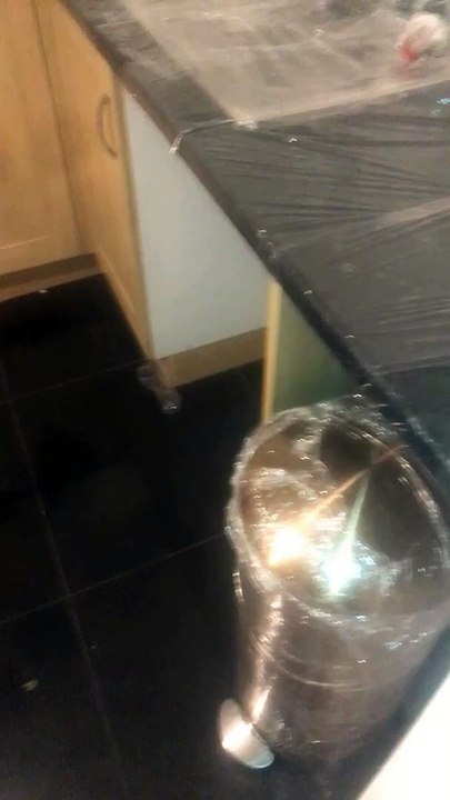 Elle met du cellophane sur TOUS les éléments de l'appartement : télé, meubles, frigo, ustensiles, vaisselle...