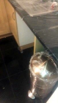 Elle met du cellophane sur TOUS les éléments de l'appartement : télé, meubles, frigo, ustensiles, vaisselle...