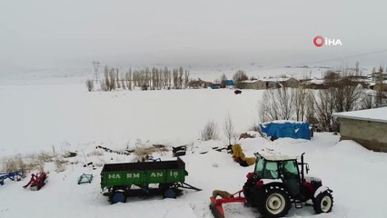 Beyaz örtü altında kalan köy havadan görüntülendi