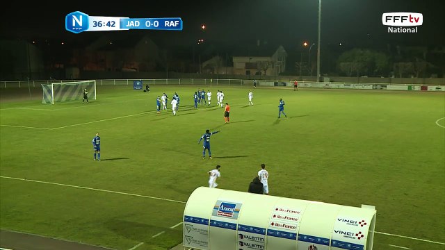 La tête passe au dessus de la barre transversale.