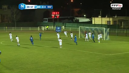 Corner très bien tiré par IMAMO qui passe devant les buts de DESMAS.