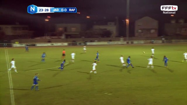 La frappe de BANDO est contrée et captée par le gardien de Rodez.