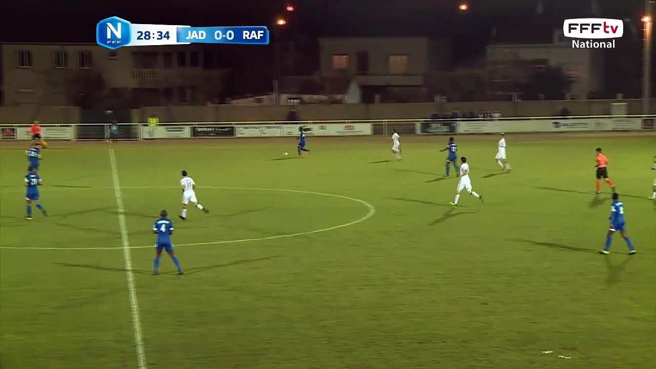 Belle action mais la reprise de la tête manque le cadre.