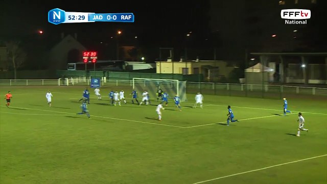 Super cotre-attaque de KONE mais sa frappe passe à coté.