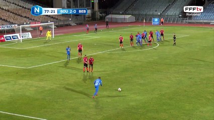 Coup franc repoussé de la tête par le défenseur