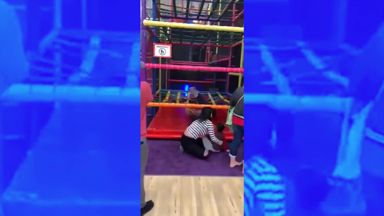 VIDÉO : Une maman monte sur un jeu d’escalade pour enfants, et fait une chute spectaculaire